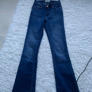 Blåa only jeans  - Blåa jeans från only som är medel stretchiga. Jeansen är i storlek 32/xs och är Lågmidjade. Jag är 166 och är på gränsen till för korta. Dem är nästan helt oanvända bara använda några fåtal gånger.   