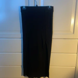 Svart ribbad långkjol från made by chelse m slits  - Snygg svart ribbad långkjol med en diskret slits på sidan. Kommer ej till användning💓💓 storlek s 💕orginalpris 349 kr