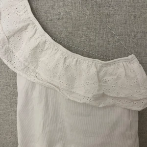 Vit offshoulder topp med volang - Säljer en söt vit offshoulder topp som är oanvänd💓💓perfekt till i sommar och våren💓