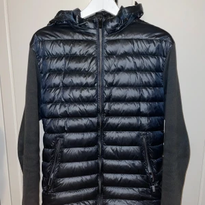 Massimodutti cardigan  - Säljer en grym jacka från massimodutti som har hög kvalitet! Bra skick i storlek L. Finns inga skador på den. 