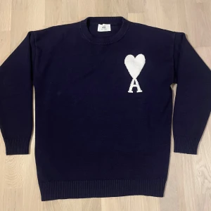 Ami Paris tröja - Snygg stickad, varm och skön sweater tröja från Ami Paris. Tröjan är storlek L och den är i mycket bra skick! Endast använd 2-3 gånger och tvättat en gånger. Mycket varm, perfekt för kalla dagar! Hör av er vid frågor!🔥🤝