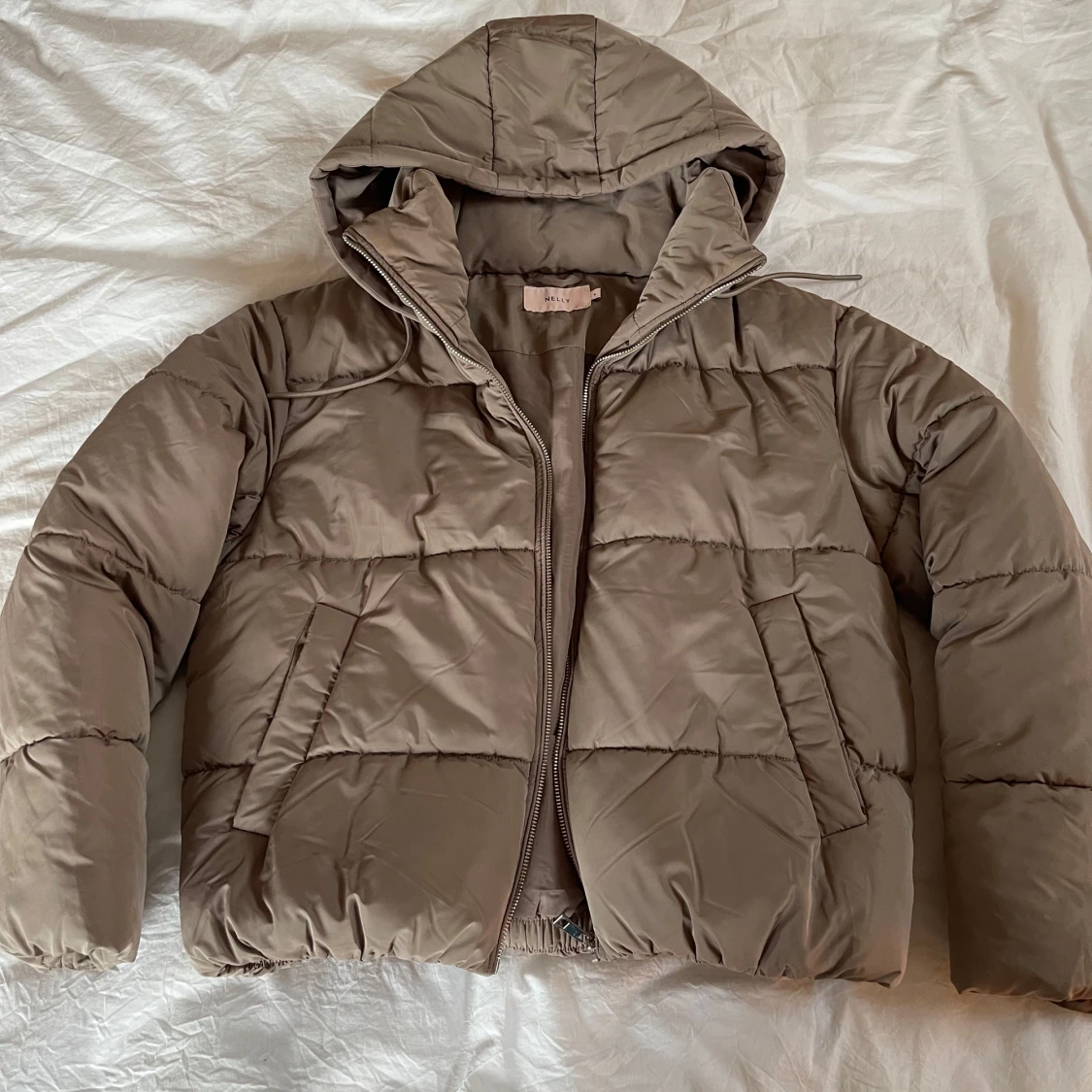 Beige pufferjacka från Nelly - 1