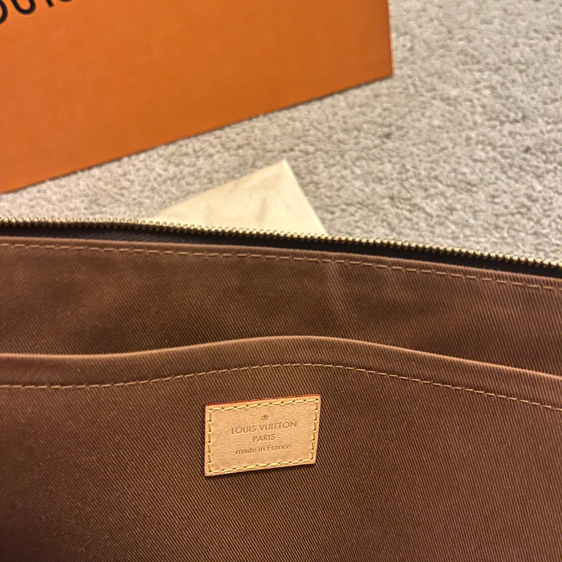 Monogrammönstrad kuvertväska från Louis Vuitton - 4