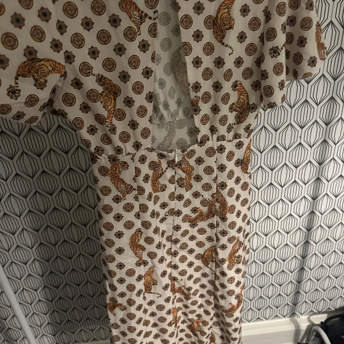 Mönstrad klänning med tigrar - 2