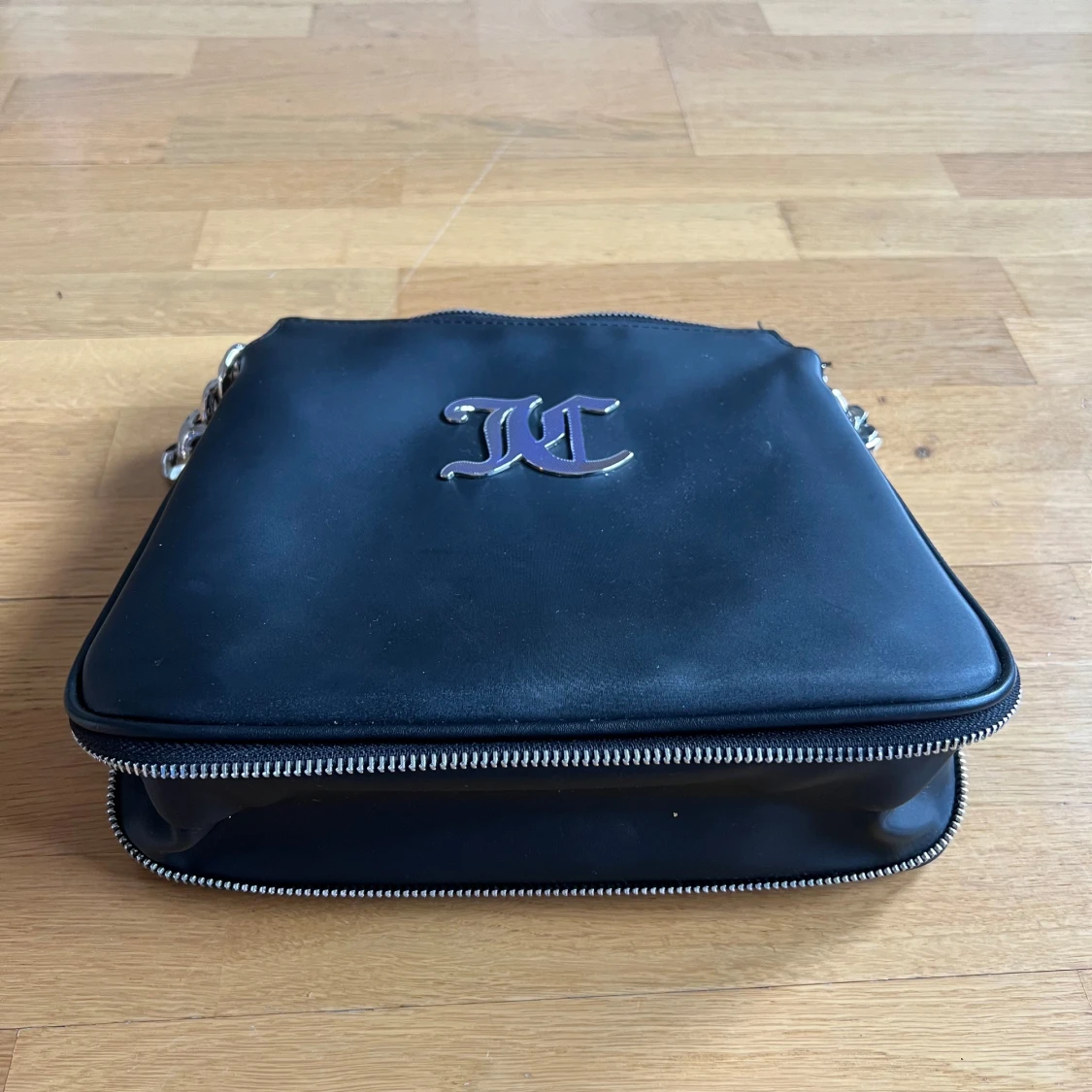 Svart axelväska med kedja från Juicy couture  - 1