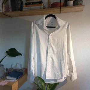 Vit skjorta från Luxire - Säljer en stilren vit skjorta från Luxire. Skjortan har en klassisk krage och knappar framtill. Perfekt för en elegant look. Storlek M.