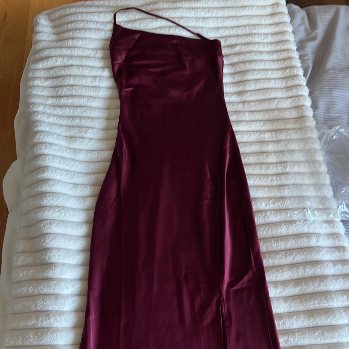 Vinröd långklänning med oneshoulder - 91