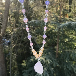 Halsband  - Vackert halsband av guldiga, rosa och lila glaspärlor och rosenkvarts hänge🌸✨💜🌷