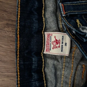 Mörkblå jeans från True Religion - Snygga mörkblå jeans från True Religion med ikoniska bakfickor💗