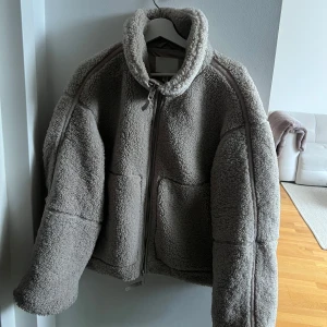 teddyjacka - säljer nu min fina beiga teddyjacka från h&m, som varit slutsåld länge. Väldigt fint skick förutom lite smink vid kragen (sista bilden) men det går nog lätt att tvätta bort🧸