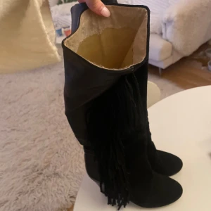 Svarta isabel marant boots med fransar - As snygga boots från isabel marant. Tyget inuti är sönder men inget som påverkar funktipnen eller som syns utifrån. 
