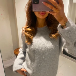 Grå mohair tröja  - Mysig och stilren grå tröja i mohair. Nypris: 1200, slutsåld !!! Och mkt efter traktat. I nytt skick , aldrig tvättad . Super fin💕💕