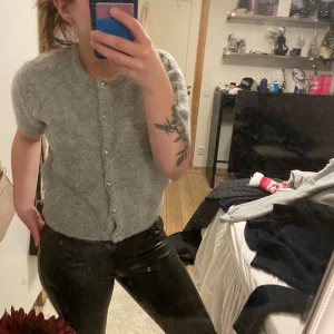 Kofta - Säljer denna jätte fina koft aktiga t-shirt ifrån Gina Tricot. Aldrig använd bara prövad. Super fin och extremt skön, inte stickig allt🩷Strl S men passar M också då den är så stretchig:)