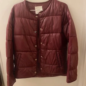 Vinröd jacka - Vinröd jacka, superfin till alla tillfällen! 