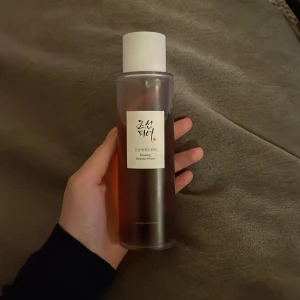 Ginseng Essence Water från Beauty of Joseon - Ginseng Essence Water från Beauty of Joseon innehåller 80% ginsengrotvatten och 2% niacinamid. Denna essens är designad för att återfukta och ge näring till huden. Flaskan är genomskinlig med en vit kork och rymmer 150 ml. Linjen är lite under men det finns som sagt en massa kvar💕Därför längre pris. 💕jättepopulär som K-beauty toner 