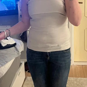 Beige tubtopp från ONLY - Säljer en stilren beige tubtopp från ONLY i storlek L. Toppen är axelbandslös och har en enkel design som passar perfekt till olika outfits. Perfekt för varmare dagar eller som ett lager under en jacka. Aldrig använt.