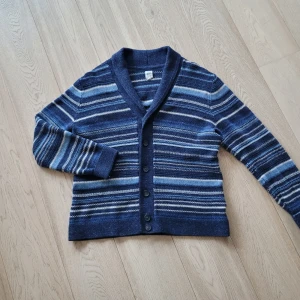 Kofta - Riktigt skön kofta med sällsynt material! Bra skick, inga tecken på användnig! Strl L, modellen är 185!