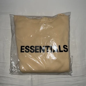 Essentials Fear of God Tracksuit (Biege & Helt ny) - Fet Essentials tracksuit till salu. Helt ny med påse. Storlek M. Dm direkt om något undras🤙.