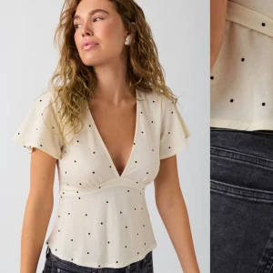 Vit prickig blus från Gina  - Säljer en söt vit blus med svarta prickar från Gina Blusen har korta ärmar och en v-ringad design med knytband i midjan ! Slutsåld på hemsidan. Kapper med storlek finns one kvar men det var nog xs eller s! Använd 1 gång. 