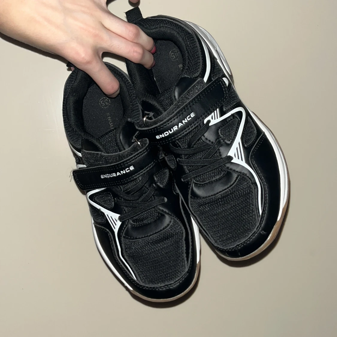 Svarta sneakers från Endurance