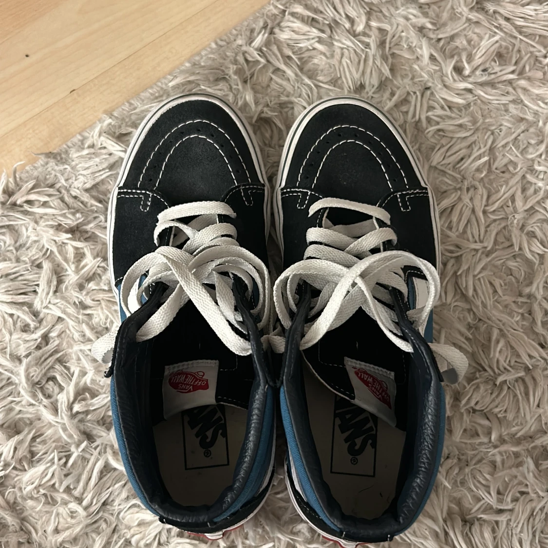 Svart och blå sneakers från Vans - 2