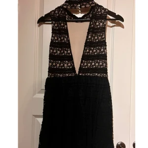 Svart spetsklänning från Oneness - Elegant svart spetsklänning från Oneness med djup v-ringning och öppen rygg. Klänningen är i storlek s men är tyvärr för kort på mig just nu. så skulle säga att det är för nån som bär runt xs eller är kortare än 163-164cm 😊