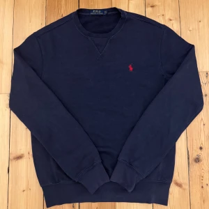 Marinblå Ralph Lauren tröja  -  🌟 bra skick, enbart en liten defekt som syns på bild 5, det är som en litet upprivet hål men syns knappt 📬Jag postar 0-1 dagar efter köp 📏storlek XS 📐42cm axelbredd, 60cm full längd, 58cm ärmlängd☺️skriv om du har några funderingar