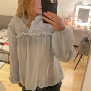 Fin blus 🩵 - Blå blus i nyskick , bara använd en gång. Hör av dig för mer info eller bilder 💞🥰.
