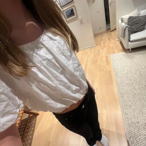 Vit offshoulder blus - Säljer en söt vit offshoulder blus med korta ärmar. Blusen har en luftig och bekväm passform, perfekt för varmare dagar. Den är lätt att matcha med olika stilar och outfits.
