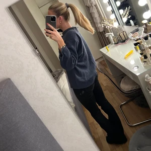 Stickad tröja - Superfin stickad tröja i en marinblå färg🩷