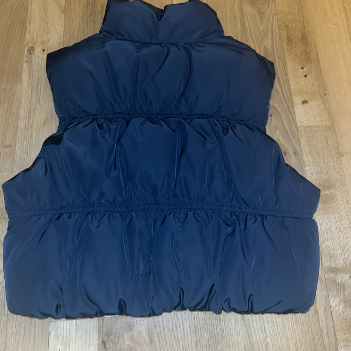 Svart dunväst med dragkedja - 1