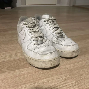 Nike Air Force  - Säljer dessa vita Nike air force, storlek 44,5, skick  5/10, pris går självklart att diskuteras!