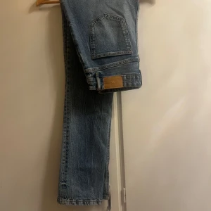 Blå jeans från Zara - Snygga blå jeans från Zara. De har en rak passform och är lite ljusare än vad bilden uppfattar