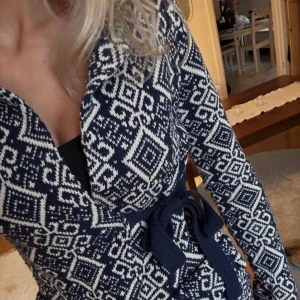 Kofta  - Snygg omlottkofta i fint skick, säljer då den aldrig används💙