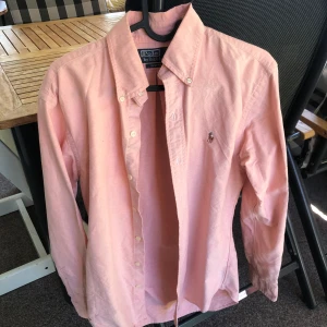 Rosa Ralph lauren skjorta  - En rosa Ralph lauren skjorta för 450kr bra skick och använd fåtal gånger pris kan diskuteras 