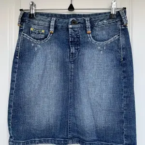 Gullig jeans kjol, lite sliten men det får den att se lite bättre ut 😉. Säljer den för att den är för liten för mig 🥲