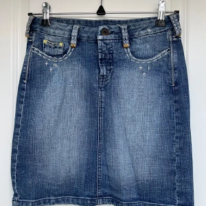Replay jeans kjol - Gullig jeans kjol, lite sliten men det får den att se lite bättre ut 😉. Säljer den för att den är för liten för mig 🥲
