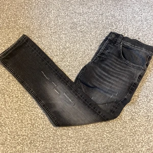 FETA DONDUP GEORGE JEANS!! - Ett par riktigt feta mörka dondup George jeans med slitningar, dessa jeans är i storlek W29 och passar dig som är 168+! Bara att hör av er vid funderingar osv!🥂