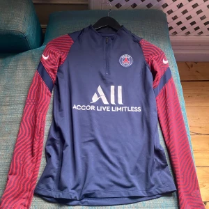 Psg tracksuit  - Psg tracksuit mörk blå och röd, har använt några gånger 