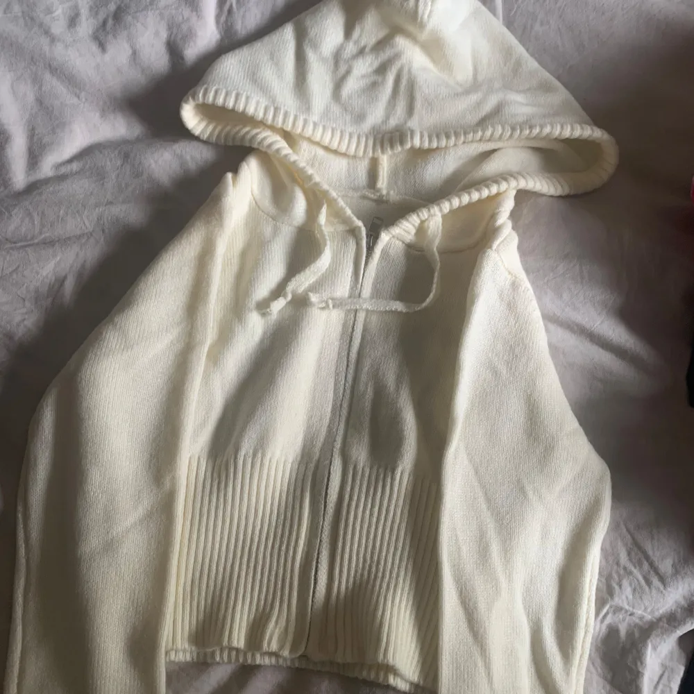 Helt ny stickad hoodie. Vet ej var den är köpt ❣️ lite offwhite/gräddvit. Superskönt material men säljer då jag inte vet hur jag ska styla den ❣️. Tröjor & Koftor.