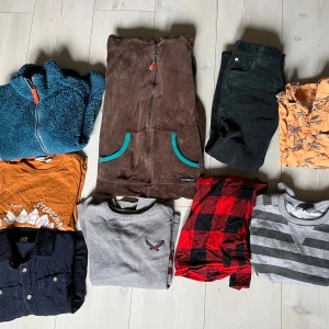 Barnkläder - Stl 122-128  Villervalla Onepice, fluffig tröja, långärmade tröjor osv.   Saknas en knapp i skogshuggarskjortan.   Manchester skjorta och  byxor som nya. 