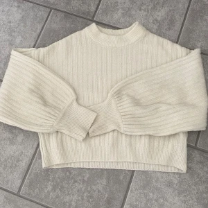 Söt stickad tröja🤩 - Söt stickad tröja som är köpt ny i butik och använt många gånger!! Mycket bra skick och skön!🤩🤩