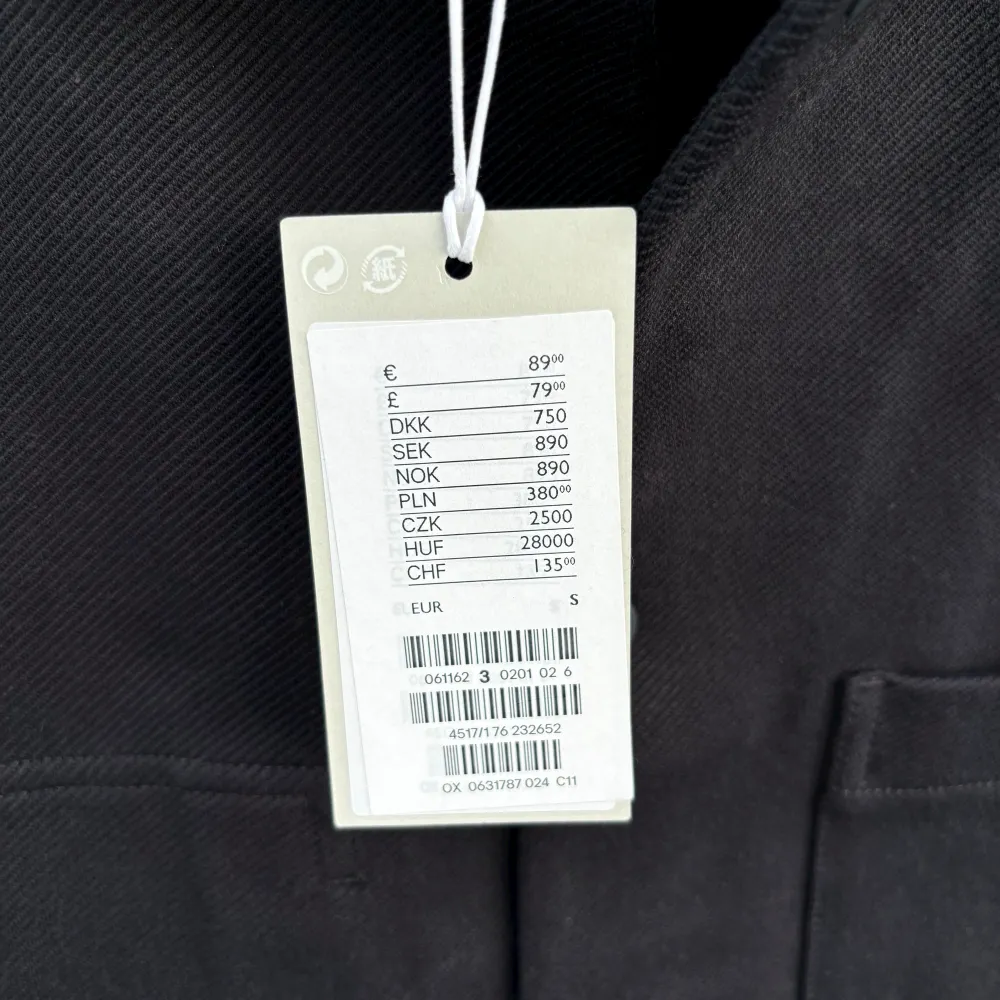 Overshirt från COS | Skick: 10/10 (oanvänd) | Storlek: S | Nypris: 890kr | Säljer för 589kr | Spårbar frakt via Postnord eller Instabox | Hör av dig vid frågor eller funderingar. Jackor.