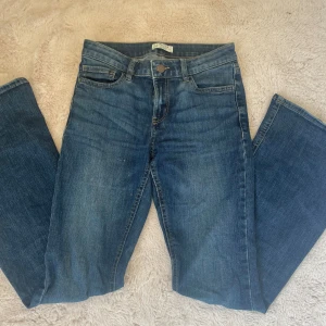 Snygga low waist bootcut jeans💕 - Säljer dessa low waist bootcut jeans från Lindex i storlek 164💕säljer pga för små, dem är bra skick💕