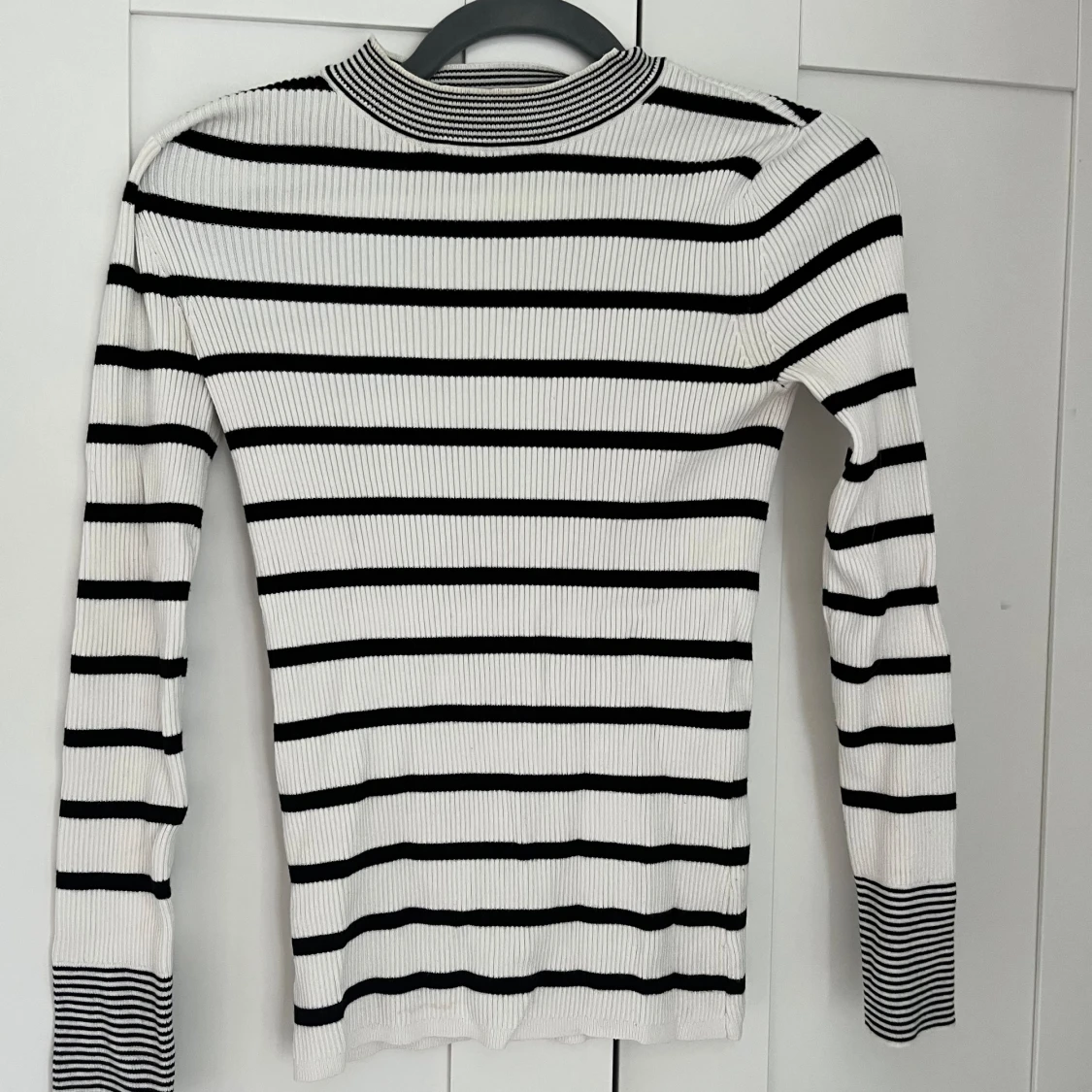 Randig ribbad tröja