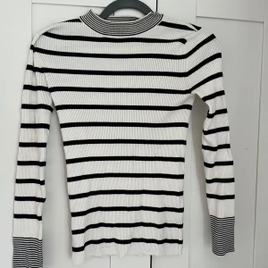 Randig ribbad tröja - Jättefin tröja från Hallhuber i storlek S!  Lättare ribbat material. Använd fåtal gånger.  Köparen står för frakt 🌸