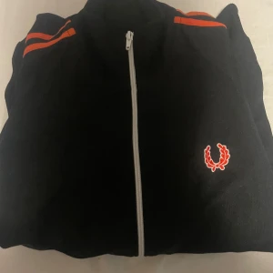 Fred perry - Säljer fred perry tröja, storlek S tröjan är i bra skick. Pris kan diskuteras vid snabbt köp
