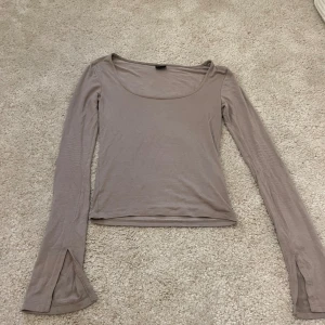 Basic tröja med utsvängda armar. - Tröjan är i ett fint skick och skulle säga att storleken stämmer, den är i en tajt modell och armarna är utsvängda. Köpte den för ett tag sedan och minns inte hur mycket den kostar men har för mig att det var runt 250 kr💕 kom privat för fler bilder