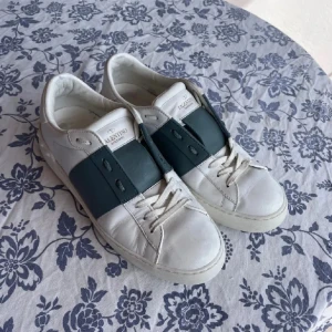 Valentino Open skor  - Säljer mina Valentino Opens då dom blivit för små | Använt skick men ett riktigt fint helhetsintryck!  OBS. Enbart skorna levereras, alltså ingen box osv. Hör av dig vid frågor eller funderingar 🤙