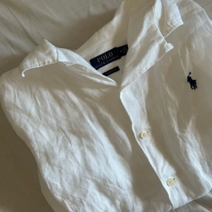 Ralph lauren skjorta - En väldigt snygg ralph lauren kortärmad linneskjorta som är i ett jätte fint skick, hör av er vid frågor!🤝
